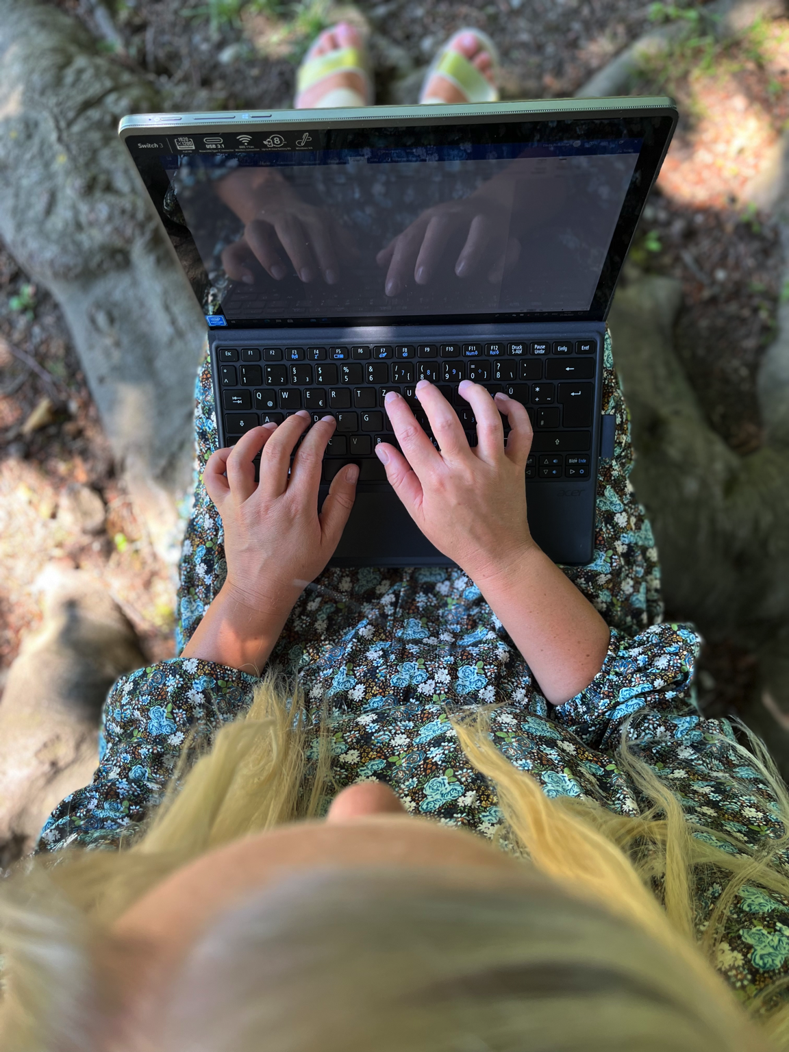 Pic of Linda typing on a computer